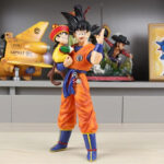 Figurine Goku portant Gohan - 30cm