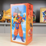 Figurine Goku portant Gohan - 30cm