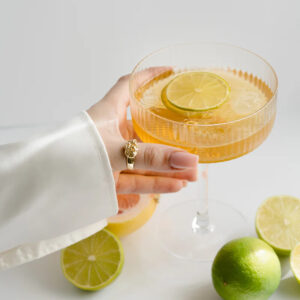 1 Verre à Cocktail Élégant avec Pied – Design Strié