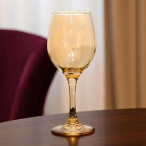 1 Verre à Vin Élégant – Teinte Ambrée & Raffinement Intemporel